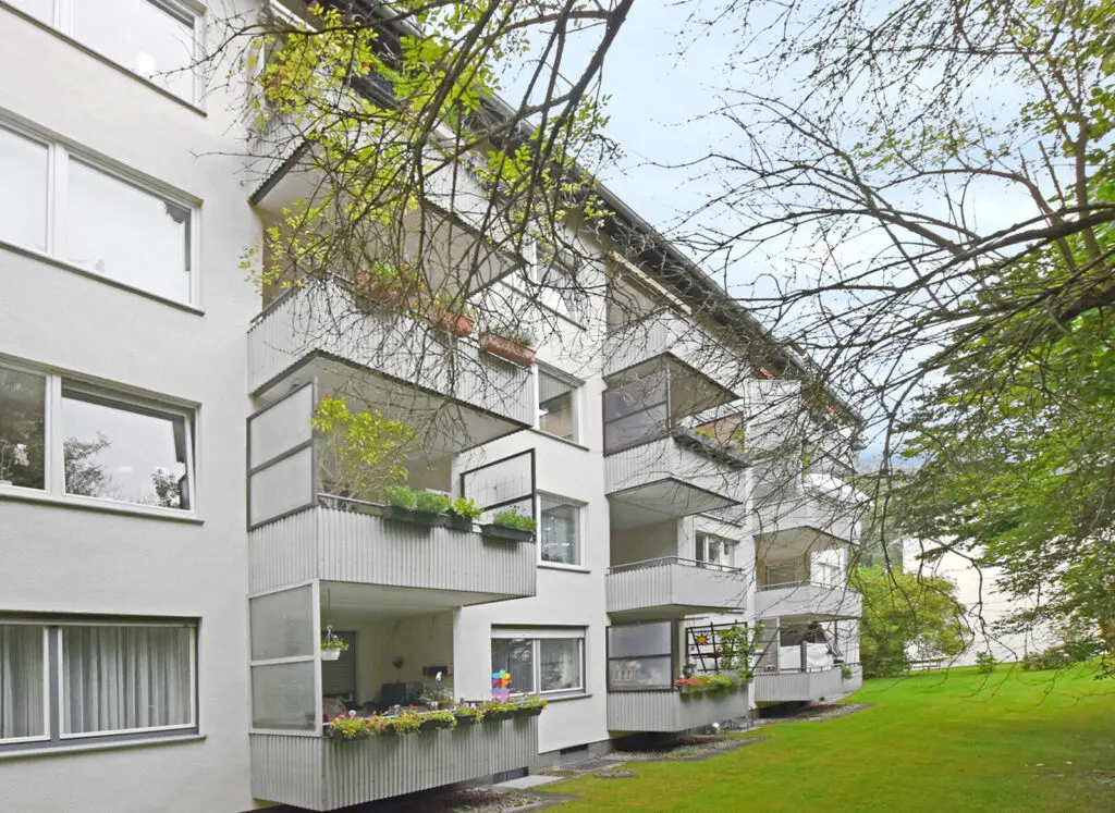 Mehrfamilienhaus mit begrünten Balkonen — Mietwohnungen in Kassel